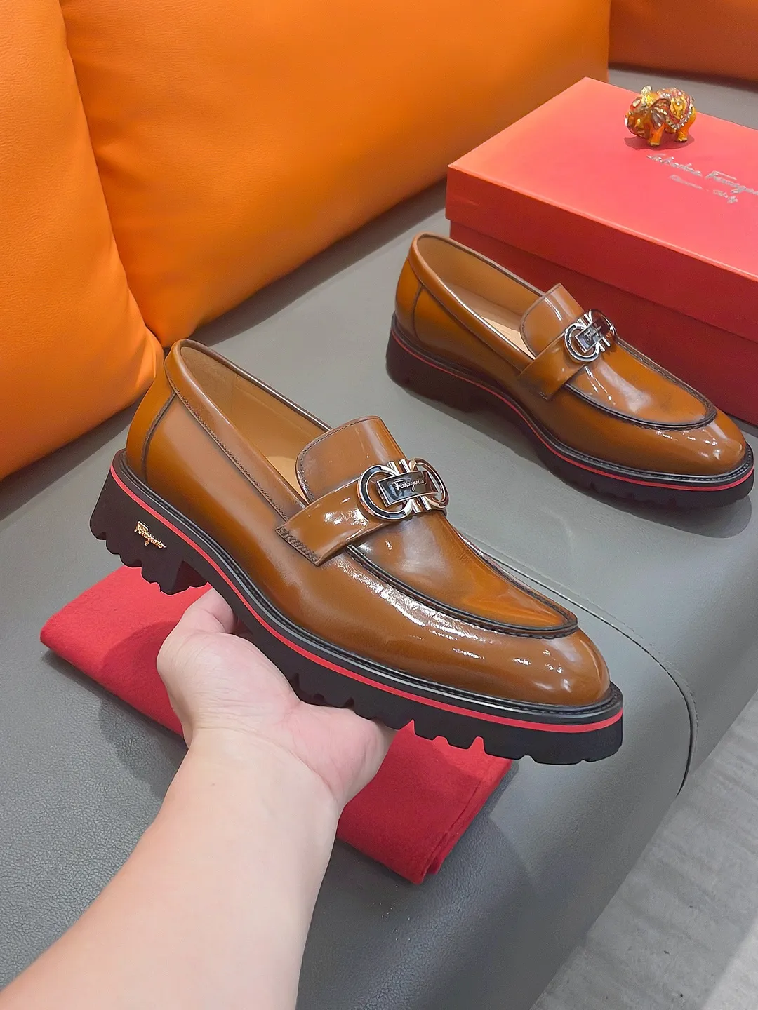 Men's shoes FERRAGAMO "Ferragamo" P540 Regular size: 39-44 (38, 45, 46, 47 customized) (suit shoes) Product materials: Selected first-layer cowhide upper, imported sheepskin lining; original outsole.